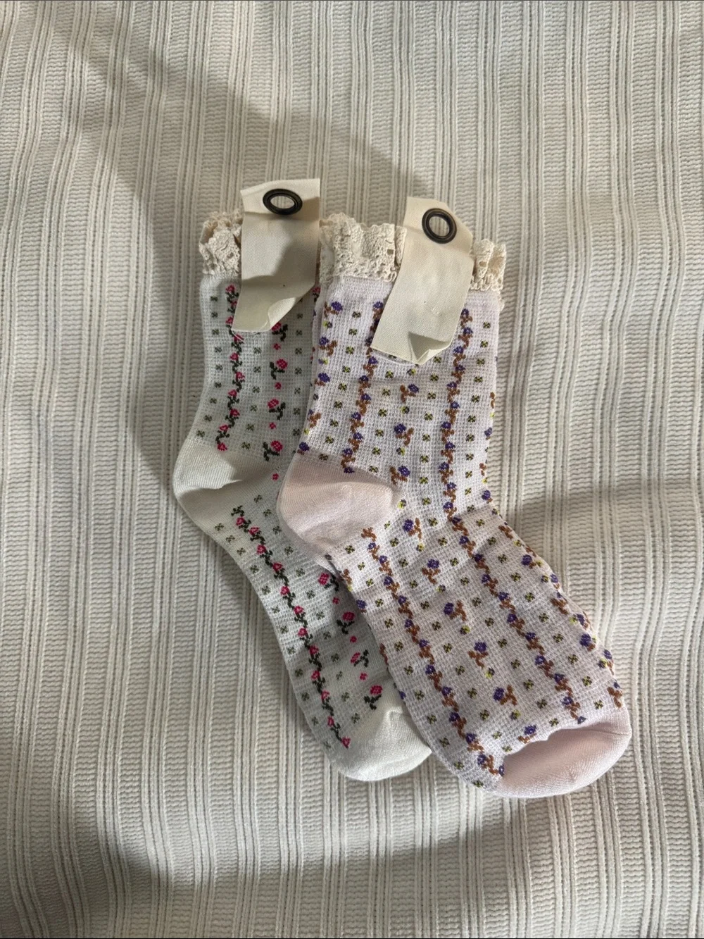 Free People Floral Lace Trim Ankle Socks - Cream & Light Pink